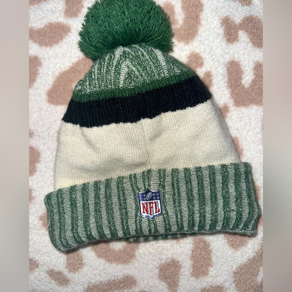 New Era  Green and White Jets Pom Beanie - Picture 2 of 2